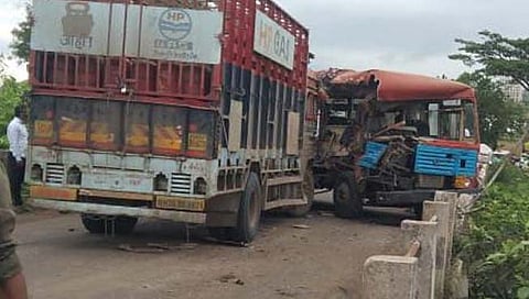 हिंगोली: ट्रक-बसची समोरासमोर धडक; चालकासह २५ प्रवासी जखमी