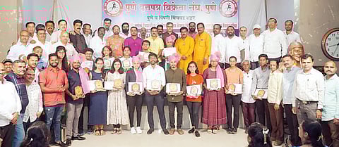 पुणे वृत्तपत्र विक्रेता संघाच्यावतीने वृत्तपत्र विक्रेत्यांच्या मुलांचा सत्कार