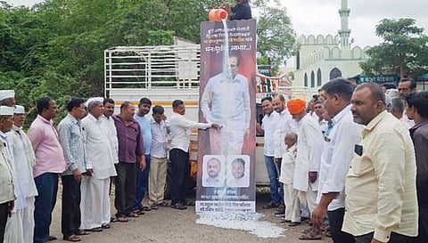 विखे यांच्या फोटोला दुग्धाभिषेक ; दुधाचे दर वाढविण्याच्या निर्णयाचे शेतकर्यांकडून स्वागत