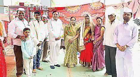 स्मशानभूमीत बांधली सात जन्माची गाठ; एक अनोखा विवाह सोहळा