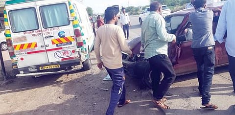 नगर : रुग्णवाहिकेस कार धडकून एक ठार