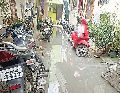 कोरेगाव पार्क : नागरी समस्या झाल्या उदंड ! चक्क घरांसमोर साचले सांडपाण्याचे तळे