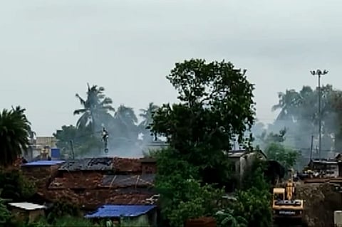डायमंड हार्बरमधील मतमोजणी केंद्राबाहेर क्रूड बॉम्बस्फोट झाला. हवेत धुराचे लाेट पसरले. या घटनेमुळे परिसरात प्रचंड तणाव निर्माण झाला आहे.
