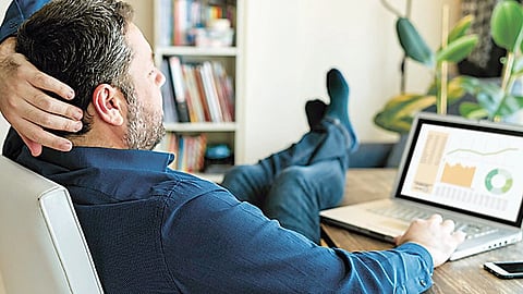 वर्क फ्रॉम होममुळे आजारांना निमंत्रण; शारीरिक हालचाली कमी झाल्याचा परिणाम