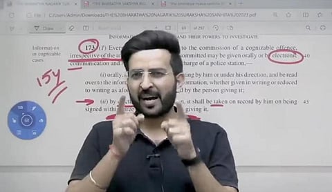 Unacademy Tutor : ‘अशिक्षित नेत्यांना मत देऊ नका’, अनॅकॅडमीच्या ‘त्या’ शिक्षकावर कारवाई होताच नेटकरी संतप्त (Video)