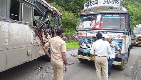 रायगड: कशेडी घाटात टँकरची एसटी बसला धडक; ८ प्रवासी जखमी