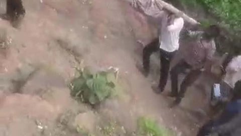 नांदेड: जगदंबातांडा येथे मृत्यूनंतरही देहाची परवड; मृतदेह नेण्यासाठी झोळीचा आधार