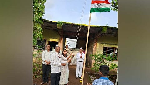 कोल्हापूर: गुडाळ येथे तालुक्यातील पहिल्या महिला एक्साईज इन्स्पेक्टरांच्या हस्ते ध्वजारोहण