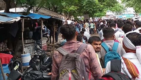 नागपूर: तलाठीपदासाठी परीक्षा देण्यासाठी आलेले विद्यार्थी केंद्रावरच ताटकळले