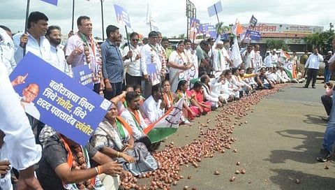 नाशिक पुणे रस्त्यावर राष्ट्रवादीचा रास्ता रोको, कार्यकर्ते पोलिसांच्या ताब्यात