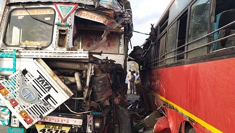 लातूर: सांगवी-सुनेगाव येथे बस-ट्रक अपघातात २९ जण जखमी