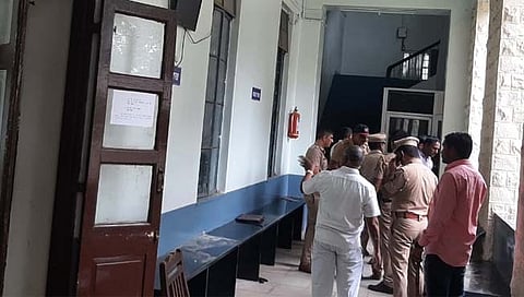 सातारा: वाई न्यायालय परिसरात तीन गुंडांवर गोळीबार