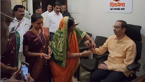 परभणी: उद्धव ठाकरेंना राखी बांधून सखुबाई लटपटेंनी जपली ३० वर्षांची परंपरा