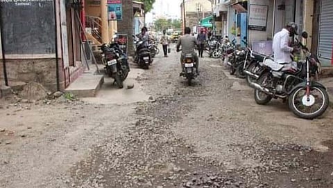 सांगली : रस्ते दुरुस्तीसाठी आटपाडीत मानवी साखळी आंदोलन