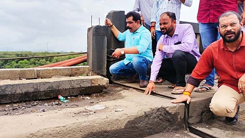 मुंबई-नाशिक महामार्गावरील साकेत उड्डाणपूल वाहतुकीसाठी धोकादायक