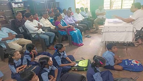 सिंधुदुर्ग : गट शिक्षणाधिकारी कार्यालयात भरवली शाळा; हेवाळे ग्रामस्थांचे अनोखे आंदोलन