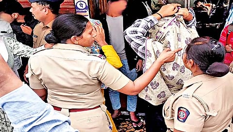 kolhapur crime : कॅफे, लॉजवर छापेमारी; ४ प्रेमी युगुलांसह १६ ताब्यात