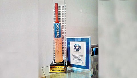 वर्ल्डकपमधील धोनीच्या बॅटला कोटीची किंमत