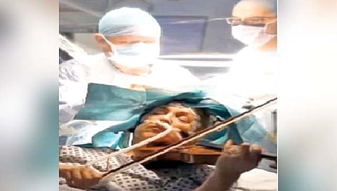 मेंदूवरील ऑपरेशनवेळी ‘ती’ वाजवत होती व्हायोलिन