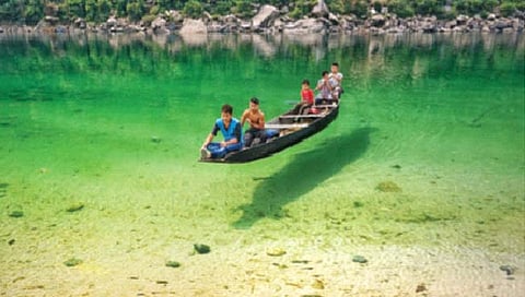 Umangot River : ‘इथे’ होडी जणू काही हवेतच तरंगते!