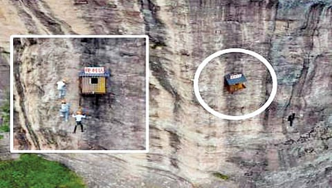 Tea : हवेत लटकणारी चहाची टपरी!