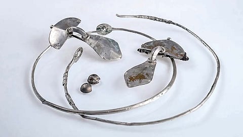 पोलंडमधील प्राचीन दफनभूमीत सापडले चांदीचे दागिने