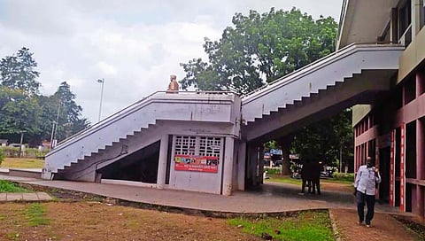 सातारा : स्व. यशवंतराव चव्हाण यांच्या पुतळ्यास धोका; पुतळ्याखालील बुकिंग रूमचा स्लॅब पाझरतोय