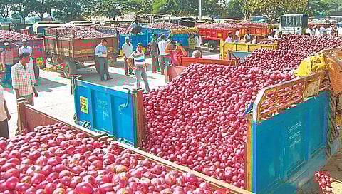 Onion Export News | शेतकऱ्यांना दिलासा देताना निर्यात होऊच नये, याची पण केंद्र सरकारकडून धडपड