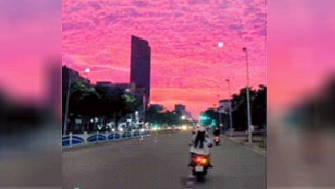 व्हिएतनाममध्ये दिसले गुलाबी आकाश!