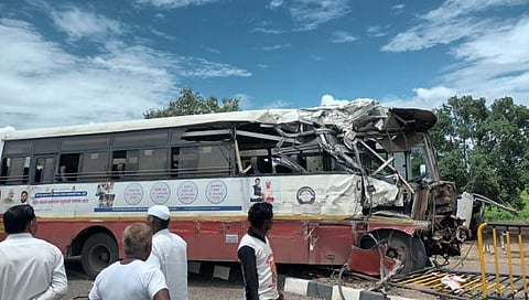 सोलापूर : पालखी महामार्गावर एसटीची ट्रकला धडक; १ ठार तर १४ जण जखमी