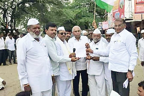 कर्जत : पाण्यासाठी ‘रास्ता रोको’; दोन सप्टेंबरपर्यंत निर्णय न घेतल्यास आंदोलन तीव्र