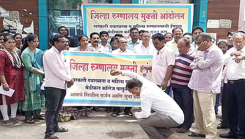 चंद्रपूर : जनविकास सेनेकडून जिल्हा रुग्णालय मुक्ती आंदोलन