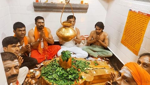 नाशिक : दुष्काळाचे संकट दूर होऊ दे! महादेव अभिषेकावेळी पर्जन्याराजाला रोज विणवणी