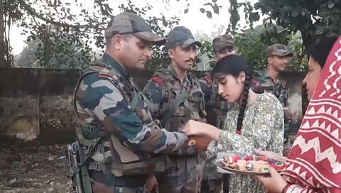 Raksha Bandhan 2023 | ‘त्यांनी’ सीमेवरील जवानांना बांधली राखी