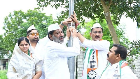 धुळे : वादाला फाटा देत राष्ट्रवादी भवनावर दोन्ही गटाने फडकविला तिरंगा