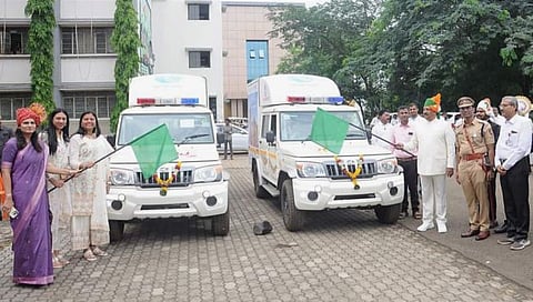 नंदुरबार : पालकमंत्र्यांच्या हस्ते फिरत्या पशु पथकांच्या वाहनांचे लोकार्पण