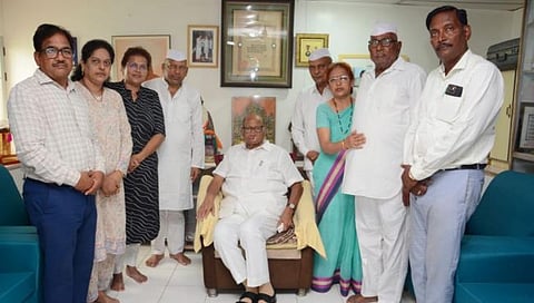 शरद पवार यांनी घेतली ना. धों. महानोर यांच्या कुटुंबीयांची सांत्वनपर भेट