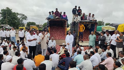 नाशिक : चांदवडला शेतकऱ्यांनी कांदा लिलाव पाडले बंद