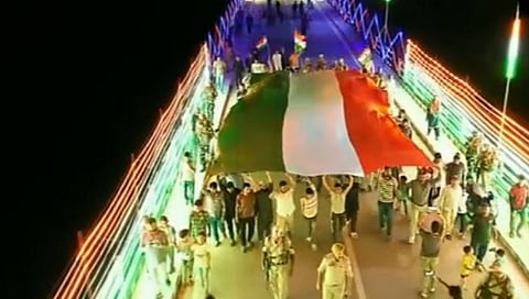 Har Ghar Tiranga | जम्मू- काश्मीर : तिरंग्याच्या रंगात उजळला गणपत पूल (व्हिडिओ)