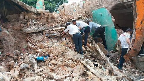 जळगावात जीर्ण इमारत कोसळून महिला ठार, तिघांना वाचविण्यात यश