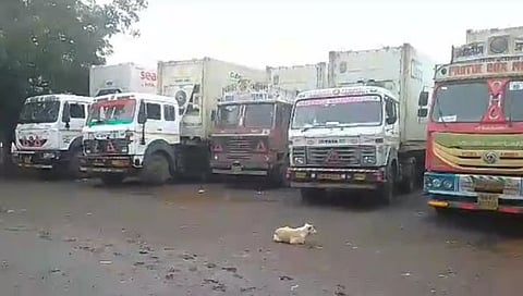 मुंबई गोदी मध्ये २०० कंटेनर मधील ६ हजार टन कांदा अडकला