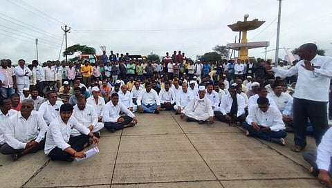 नाशिक : कांदा निर्यात शुल्काच्या विरोधात शेतकरी आक्रमक, वणीत रास्तारोको