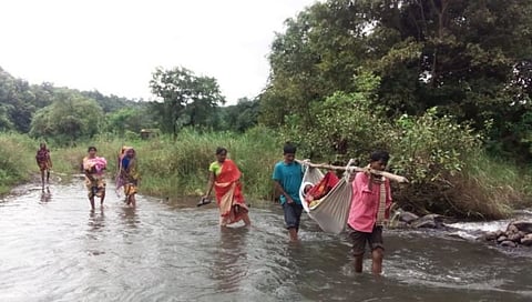 पेठ : पुलाअभावी गर्भवतीला डोलीतून नदी पार करून प्राथमिक आरोग्य केंद्राकडे नेताना मुरुंबटी ग्रामस्थ.