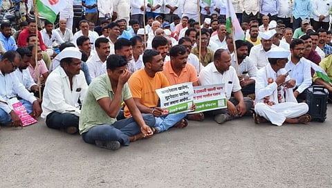 नाशिक : लोहोणेर येथे शेतकऱ्यांचा केंद्र सरकारच्या विरोधात रास्ता रोको