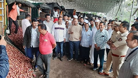 लासलगावी पोलीस बंदोबस्तात कांदा लिलाव