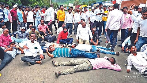 Nashik : नाफेड कांदा खरेदीत न उतरल्याने पुन्हा आंदोलनाचा भडका, शेतकऱ्यांनी लिलाव पाडले बंद