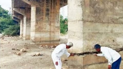 धुळे : बुराई नदीवरील पुलाला तडे, वाहतूक बंद