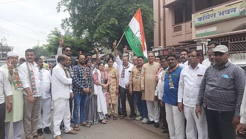 राहुल गांधींच्या शिक्षेला स्थगिती, धुळयात काँग्रेस पदाधिकार्यांचा जल्लोष