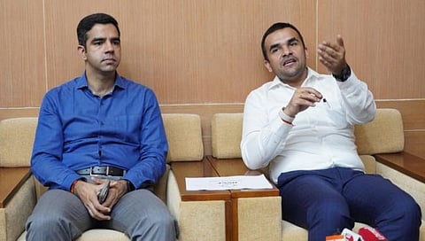 पत्रकार परिषदेत बोलताना विशाल सिंग. समवेत जिल्हाधिकारी जलज शर्मा.