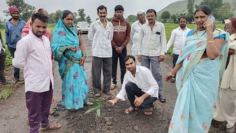 नाशिक : वणी मुळाणे रस्त्यावर मुळाणेकर ग्रामस्थांनी वृक्षारोपण करून केला निषेध